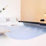 Romantic With Jacuzzi Apartamento *