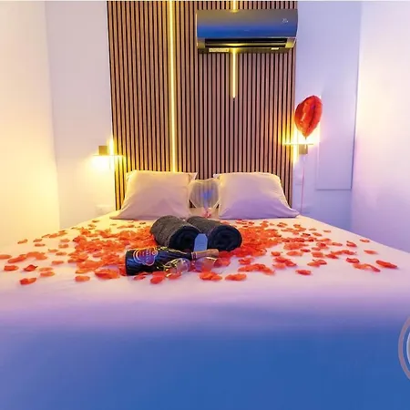 アパート Romantic With Jacuzzi *