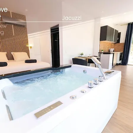 Romantic With Jacuzzi La Trinité
