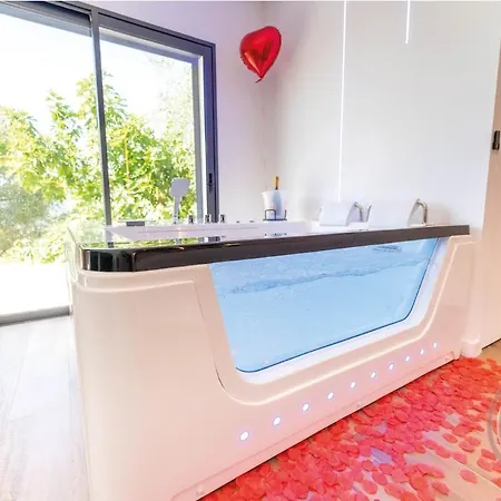 Romantic With Jacuzzi Apartmán