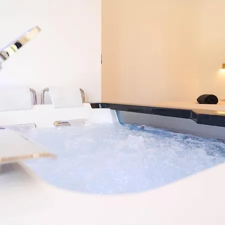 Romantic With Jacuzzi Apartmán *